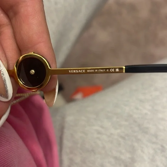 Versace black and gold accent sunglasses 💯 authentic - Picture 4 of 5